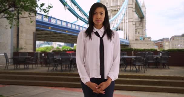 Успешная Черная Женщина Деловой Поездке Лондоне Стоящая Рядом Тауэрским Мостом — стоковое видео
