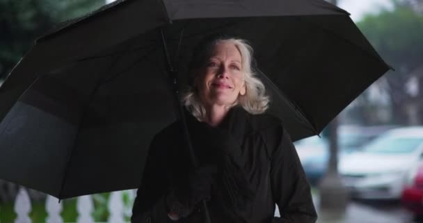 Portrait Femme Âgée Joyeuse Debout Dehors Sous Pluie Avec Parapluie — Video