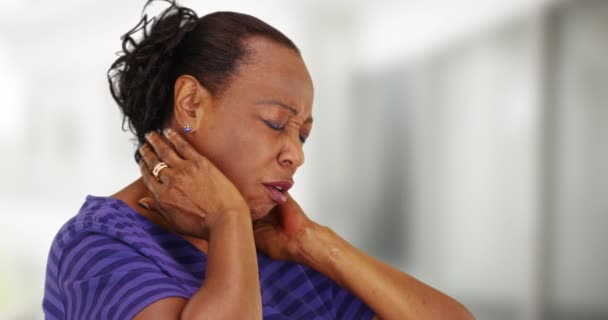 一个老年黑人妇女颈部疼痛 一个老年非洲裔美国妇女肌肉疼痛 — 图库视频影像