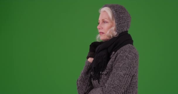 Běloška Reaguje Něco Sleduje Mimo Kameru Zelené Obrazovce Žena Šále — Stock video
