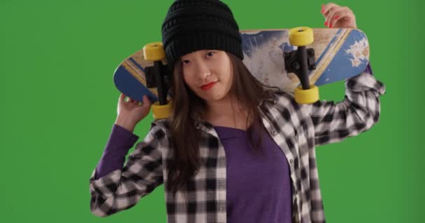 Wanita Asia Muda Pinggul Membawa Skateboard Bahu Depan Kaca Depan — Stok Video