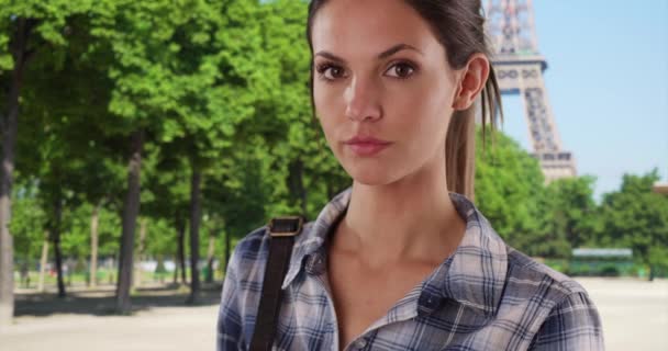 Porträtt Söt Ung Kvinna Blå Rutig Skjorta Utanför Eiffeltornet Vacker — Stockvideo