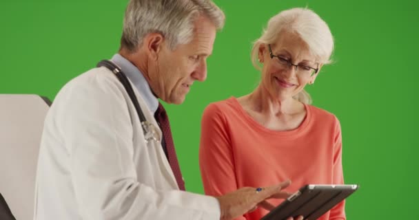 Amical Médecin Principal Parlant Avec Une Patiente Âgée Dans Bureau — Video