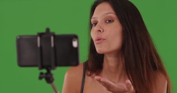 Close Linda Jovem Que Leva Selfie Greenscreen Close Bela Menina — Vídeo de Stock