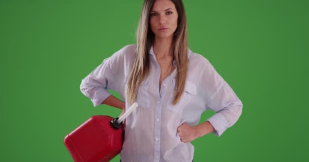 Millennial Femme Tenant Boîte Essence Rouge Avec Les Mains Sur — Video