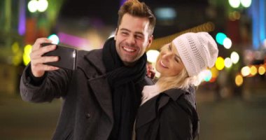 Mutlu Hipster birlikte selfie çekerken eğleniyor. Milenyum çifti internette fotoğraf paylaşıyor. 4k