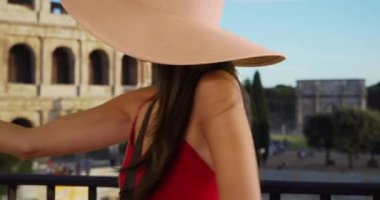Kolezyum 'un yanında selfie çeken güzel milenyum kızlarına yakın çekim. Mutlu beyaz kadın Roma 'da tatilde fotoğraf çekiyor. 4k