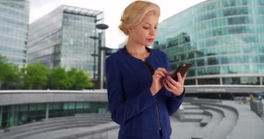 Kadın yöneticinin cep telefonuna mesaj yazması, çalışanlara talimat vermesi. Şehirdeki başarılı iş kadını akıllı telefonuyla iş mesajına cevap veriyor. 4k