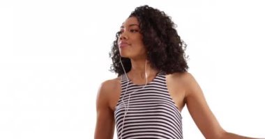 Güzel siyah kadın beyaz arka planda cep telefonuyla dans eden acayip şarkılar dinliyor. Çizgili üstteki sevimli Afrikalı kadın stüdyoda müzik eşliğinde dans ediyor. 4k