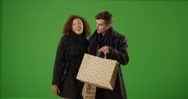Charmantes Paar Beim Nächtlichen Einkaufen Auf Grünem Bildschirm Auf Einem — Stockvideo