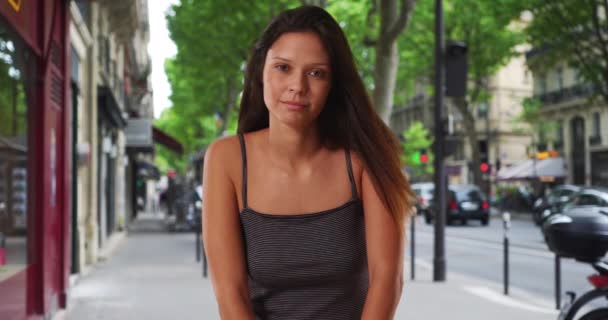 Menina Muito Caucasiana Vestindo Top Tanque Listrado Rua Paris Retrato — Vídeo de Stock