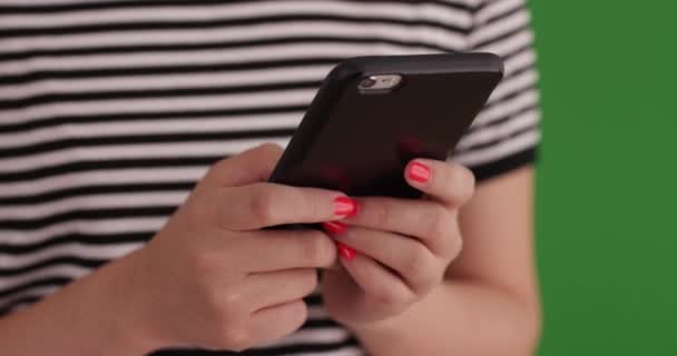 Gros Plan Jeune Femme Utilisant Téléphone Cellulaire Pour Lire Des — Video