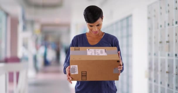 Güzel Siyah Bir Kadın Karton Kutuyu Heyecanla Sallıyor Içinde Olduğunu — Stok video