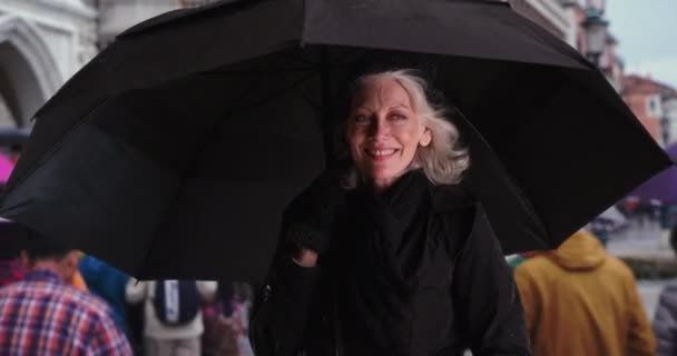Feliz Anciana Venecia Sonriendo Bajo Paraguas Día Lluvioso Italia Hermoso — Vídeos de Stock
