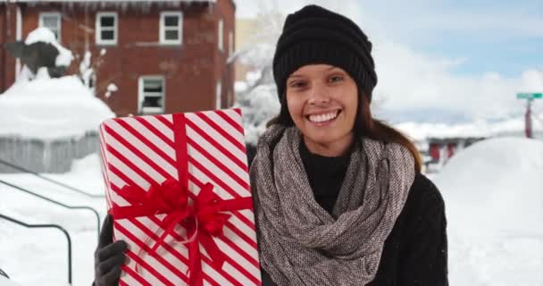 Κοντινό Πορτρέτο Του Χαμογελαστού Καυκάσιου Κοριτσιού Που Κρατάει Χριστουγεννιάτικο Δώρο — Αρχείο Βίντεο