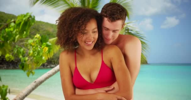 Preciosa Joven Pareja Milenaria Abrazándose Playa Del Caribe — Vídeo de stock