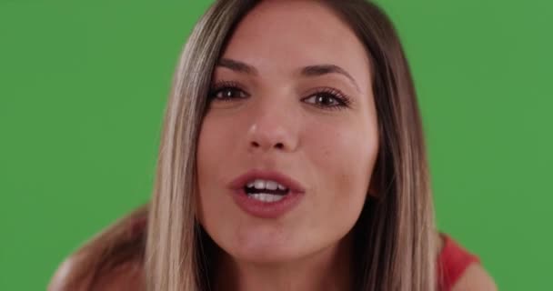 Menutup Bahagia Wanita Milenial Cantik Tersenyum Dan Meniup Ciuman Kamera — Stok Video