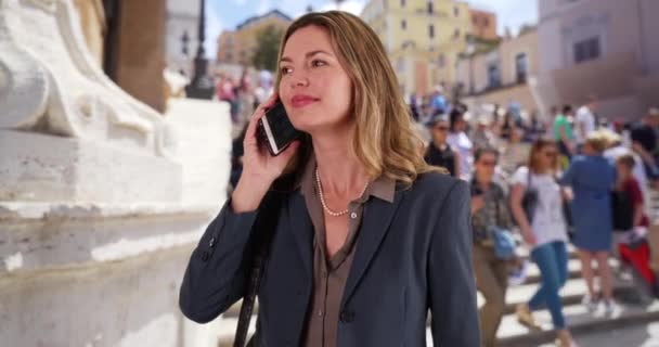 Uma Mulher Negócios Roma Falar Com Cliente Telefone Mulher Alegre — Vídeo de Stock