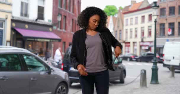 Черная Красавица Прогуливающаяся Городу Останавливается Воспользоваться Телефоном Портрет Афроамериканской Женщины — стоковое видео