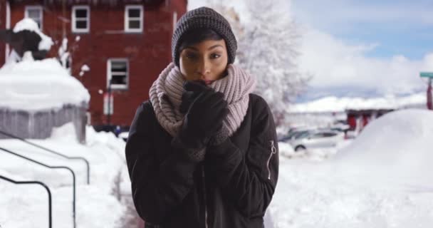 Porträtt Afroamerikansk Kvinna Insvept Halsduk Och Handskar Skakande Snöig Gata — Stockvideo