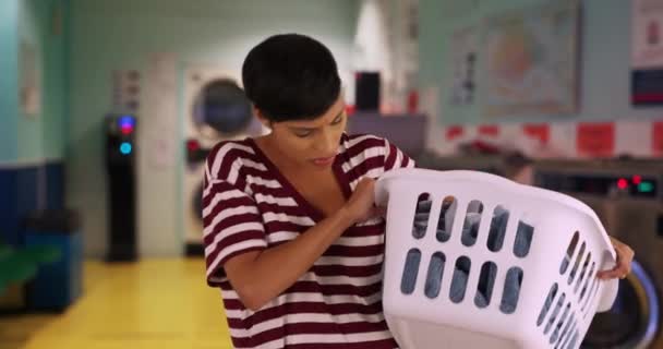 Çamaşır Odasında Bir Sepet Temiz Kıyafetle Genç Annenin Portresini Kapat — Stok video