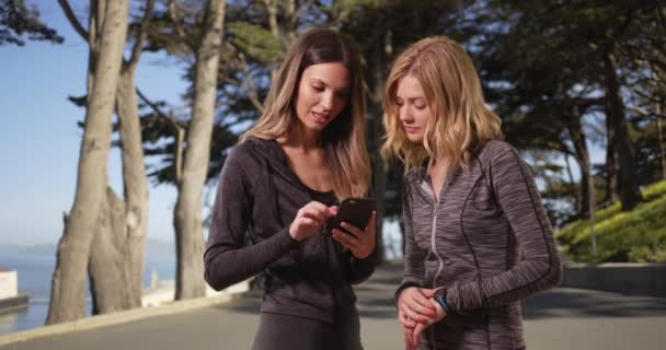 Zdravá Brunetka Blonďatá Načasování Běhat Smartphonu Dívat Ven Dvojice Bílých — Stock video