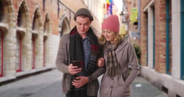 Aantrekkelijke Blanke Man Vrouw Gebruiken Smartphone Voor Routebeschrijving Brugge Toeristen — Stockvideo