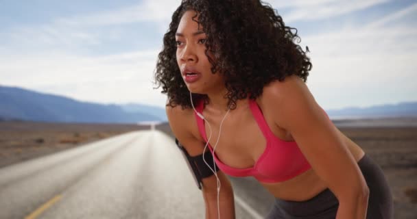 Çekici Siyahi Kadın Koşucu Sürücüyü Sıfırlıyor Açık Hava Için Ekrandan — Stok video