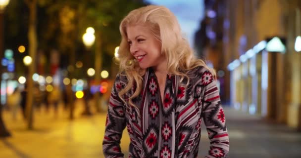 Jolie Femme Blanche Blonde Souriant Caméra Dans Rue Urbaine Nuit — Video