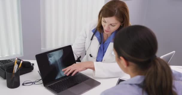 Zbliżenie Uroczej Latynoskiej Pacjentki Oglądającej Prześwietlenie Kręgosłupa Lekarzem Latop Komputerze — Wideo stockowe