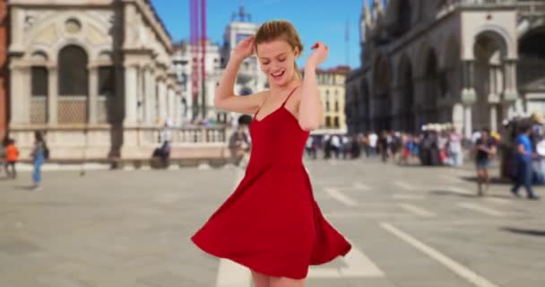 Ξέγνοιαστη Γυναίκα Στη Βενετία Στροβιλίζεται Κόκκινο Αντηλιακό Γελώντας Και Χαμογελώντας — Αρχείο Βίντεο
