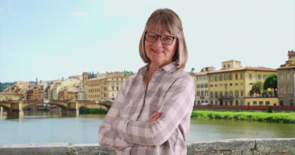 Ευτυχισμένη Ηλικιωμένη Γυναίκα Χαμογελαστή Σταυρωμένα Χέρια Στέκεται Έξω Στη Φλωρεντία — Αρχείο Βίντεο