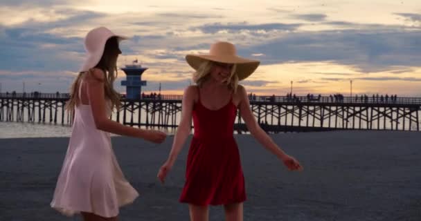 Junge Schöne Weiße Mädchen Die Sich Strand Vergnügen Zwei Hübsche — Stockvideo