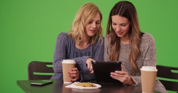 Веселая Пара Девушек Сидящих Выпивая Делясь Планшетным Компьютером Зеленом Экране — стоковое видео