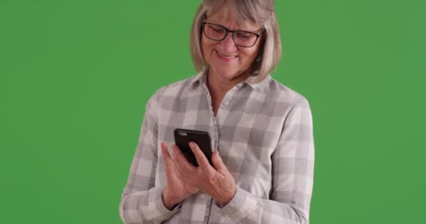Yeşil Krom Anahtarın Önünde Duran Torunlarına Mesaj Göndermek Için Akıllı — Stok video