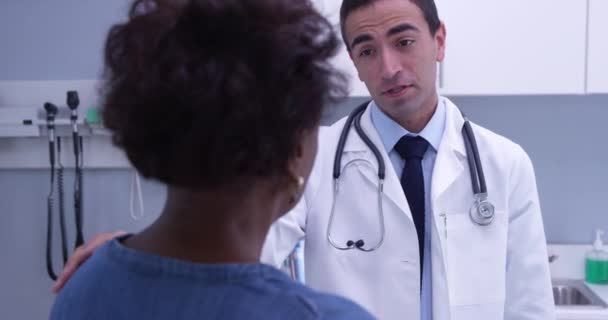 Hezký Mladý Doktor Utěšuje Starou Africkou Pacientku Lékařské Klinice Sympatický — Stock video