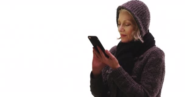 Привлекательная Пожилая Женщина Завернутая Шарф Свитер Обменивающаяся Сообщениями Мобильному Телефону — стоковое видео