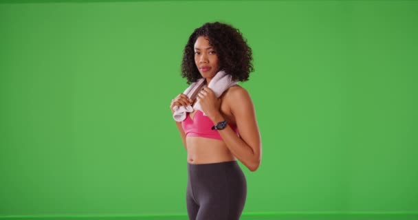 Hermosa Joven Atleta Mujer Negra Quita Toalla Del Cuello Pantalla — Vídeo de stock