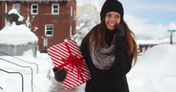 Tysiącletnia Kobieta Uśmiecha Się Rozmawia Przyjacielem Przez Komórkę Trzymając Świąteczny — Wideo stockowe
