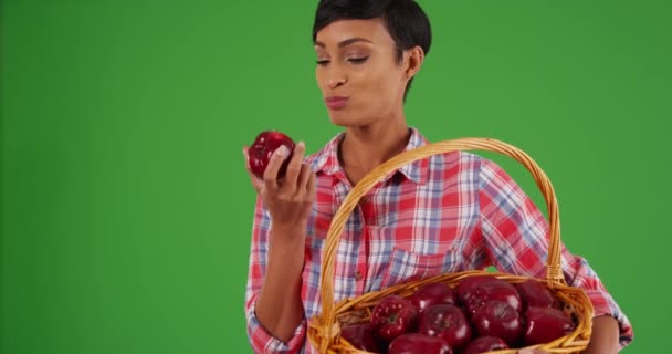 Портрет Молодой Черной Женщины Кусающей Вкусное Красное Яблоко Улыбающейся Зеленом — стоковое видео