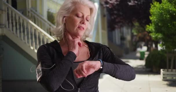 Зрелая Женщина Использует Умные Часы Проверить Пульс После Пробежки Улице — стоковое видео