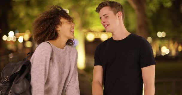 Millennial Casal Data Noite Parque Cidade Beijando Mãos Abraçando — Vídeo de Stock