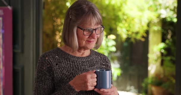 Radosna Starsza Kobieta Trzymająca Filiżankę Kawy Uśmiechnięta Podwórku Szczęśliwa Dojrzała — Wideo stockowe