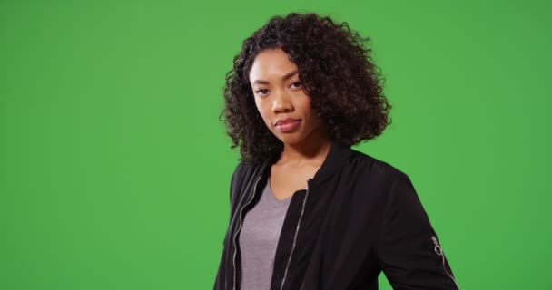 Yeşil Ekranda Bombardıman Ceketi Giyen Şık Bir Kadının Portresi Yeni — Stok video