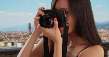 Floransa İtalya 'da fotoğraf çeken 20' li yaşlarda genç bir turistin portresi. Milenyum fotoğrafçısının Avrupa 'da fotoğraf çekmek için DSR kamerasını kullanmasını kapatın. 4k