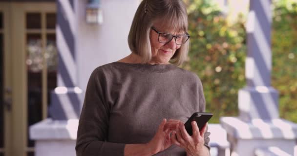 Krásná Zralá Žena Která Používá Chytré Telefonní Zařízení Posílání Textovek — Stock video