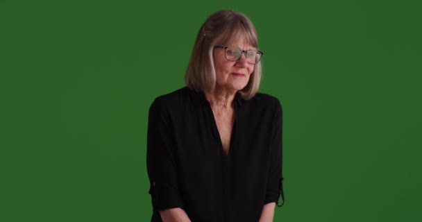 Θλιβερή Ηλικιωμένη Γυναίκα Που Σκέφτεται Μπει Στην Πράσινη Οθόνη Θλιβερή — Αρχείο Βίντεο