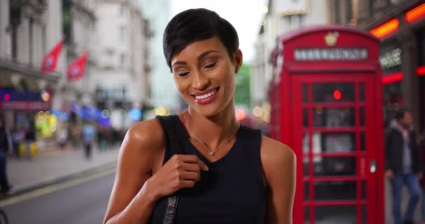 Söt Afroamerikansk Kvinna Med Sin Handväska Livliga London Street Närbild — Stockvideo