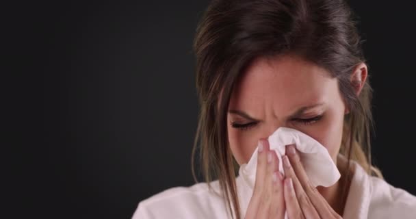 Kranke Kaukasierin Bläst Nase Seidenpapier Auf Dunkelgrauem Hintergrund Frauen Mit — Stockvideo