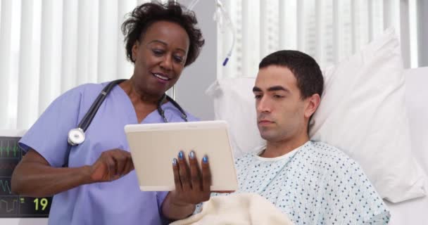 Close Enfermeira Negra Mostrando Resultados Pacientes Latinos Jovens Cirurgia Tablet — Vídeo de Stock